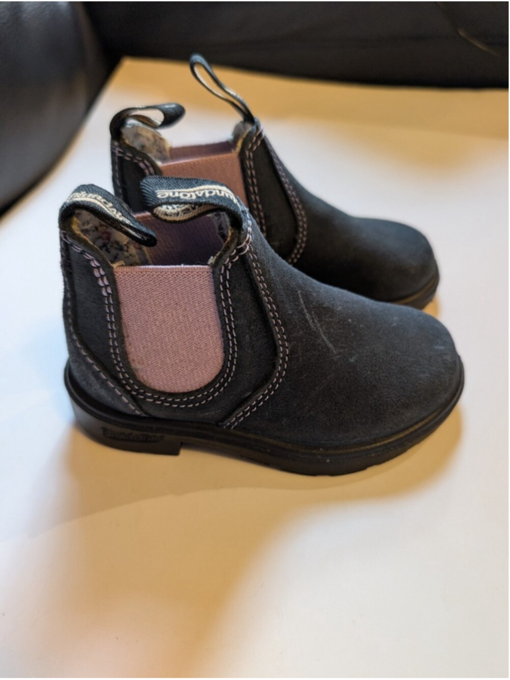 Blundstone Kids Black Suede Chelsea Boots with Light Pink Elastic Size 8(7) EUC